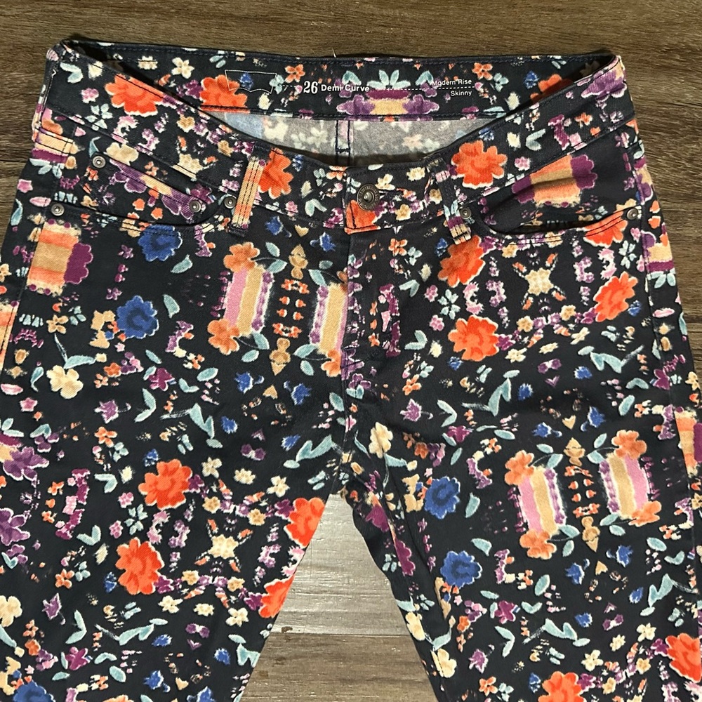 Levi’s Floral Demi-Curve Modern Rise Skinny Jeans in Black. Size 26Wx32L